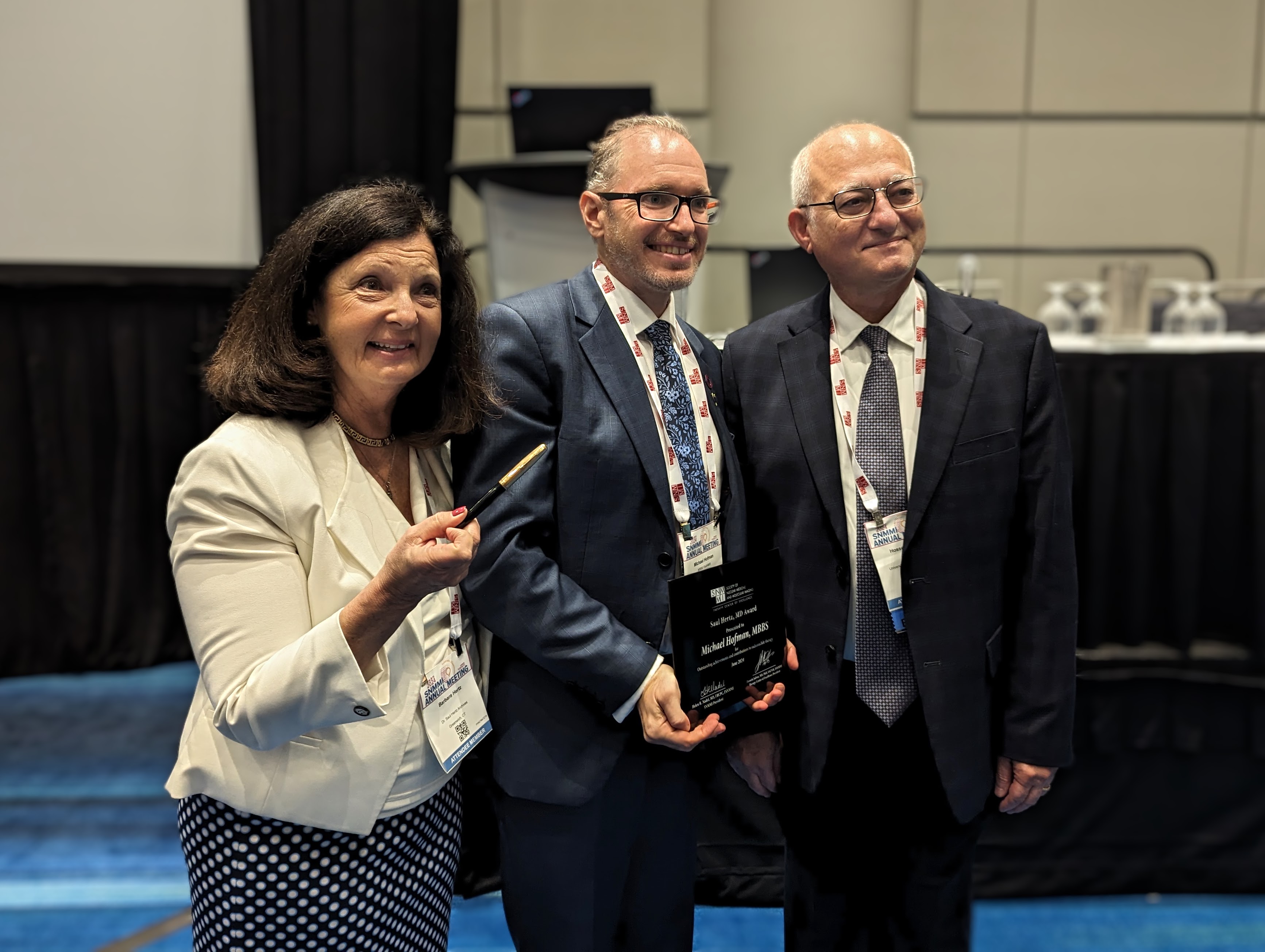 Caption: Prof. Michael Hofman receiving the Saul Hertz Award in Toronto. Barabara Hertz (left), daughter of Dr Saul Hertz; and Prof. Hossein Jadvar (right), prior SNMMI President and Professor of Radiology at the University of Southern California, Los Angeles, California, USA.